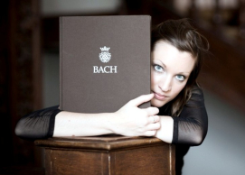 Elina Albach,  Foto: Marco Borggreve